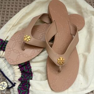 Like New ~ Tory Burch Nude/Tan Logo Thong Sandals with Gold Emblem, 8 1/2